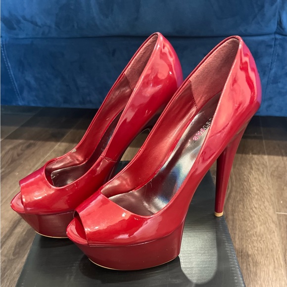 NEVER BEEN WORN Candy Apple Red Patent Leather Pumps. Size 9 - Picture 3 of 10
